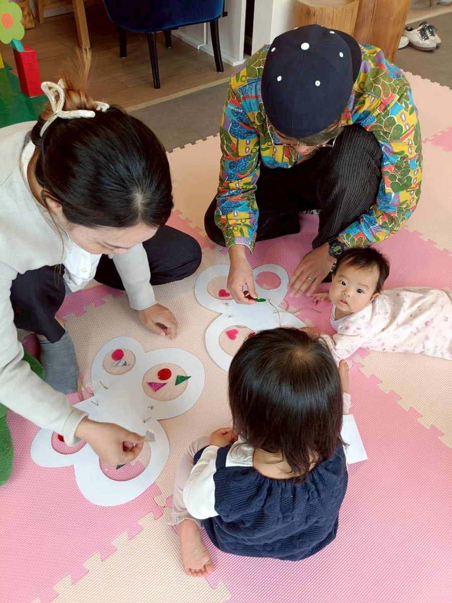 親子で楽しむ遊びや製作の様子