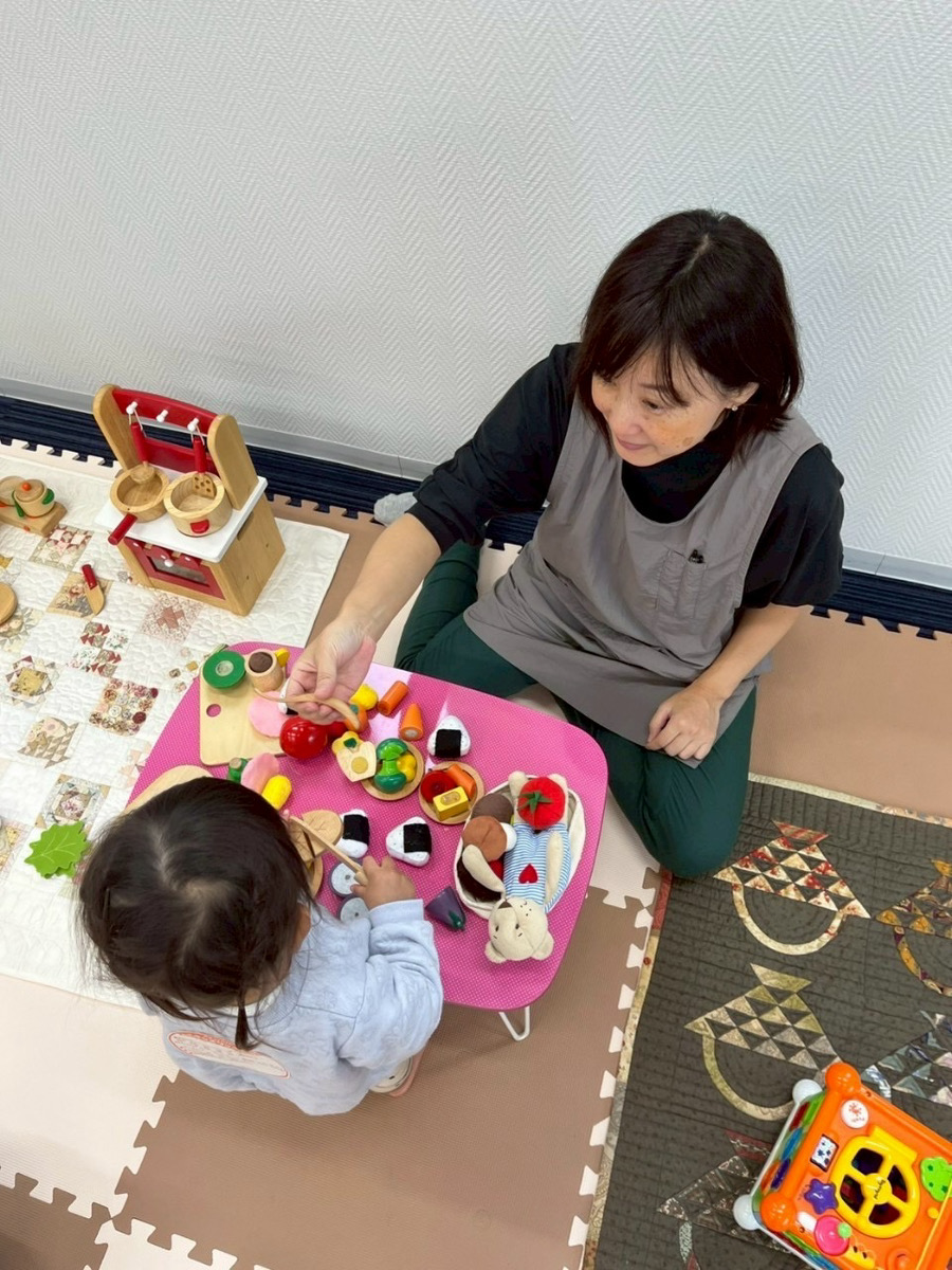 おままごと遊びをする様子