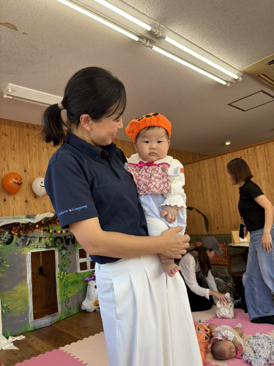 シッターと親子が安心して話している様子