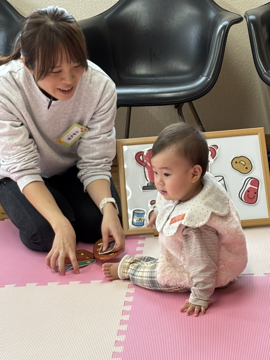 ココロルームで笑顔あふれる親子の様子